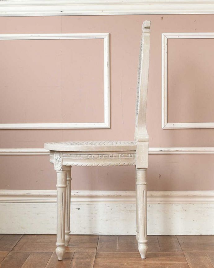 アンティーク風の椅子　アンティーク風　フランス輸入のアンティーク風家具、編み座チェア（Chair Minnie）。横から見ても綺麗なシルエットです。(cff-1016)