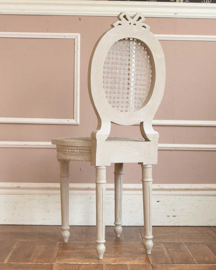 アンティーク風の椅子　アンティーク風　フランス輸入のアンティーク風家具、編み座チェア（Chair Minnie）。後ろ姿も可愛いく仕上がっています。(cff-1016)
