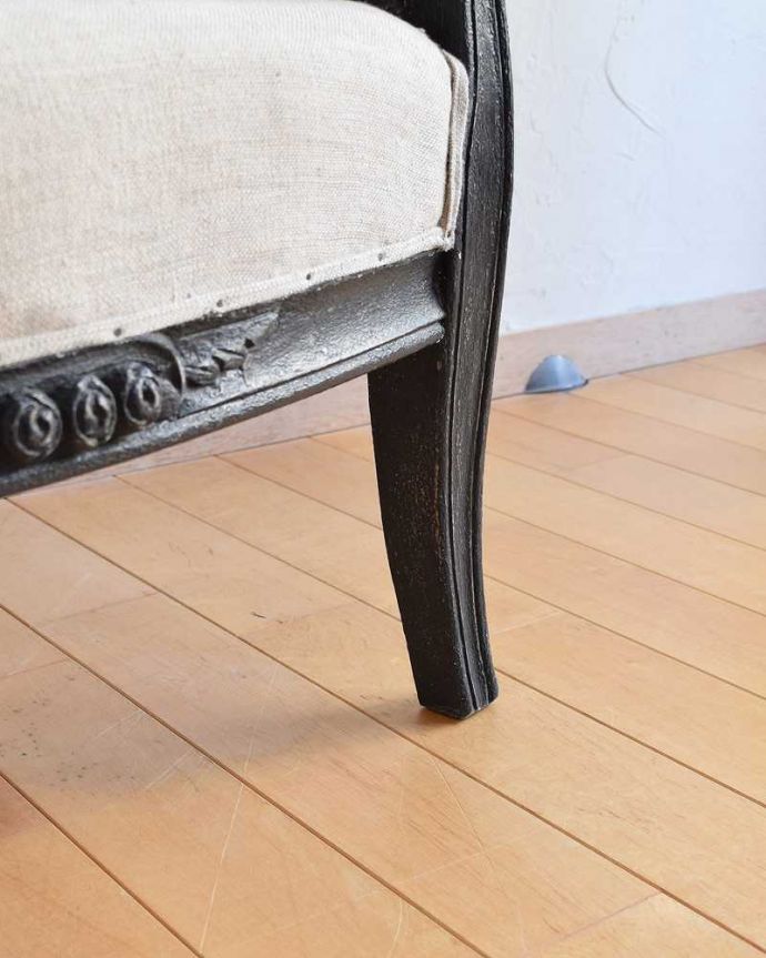 アンティーク風の椅子　アンティーク風　ゆったりくつろげるお花の彫刻が可愛い、フランスのアーム付きコクシグルのチェア。床を滑らせて移動出来ますHandleの家具は、脚の裏にフェルトキーパーをお付けしています。(cff-1022)