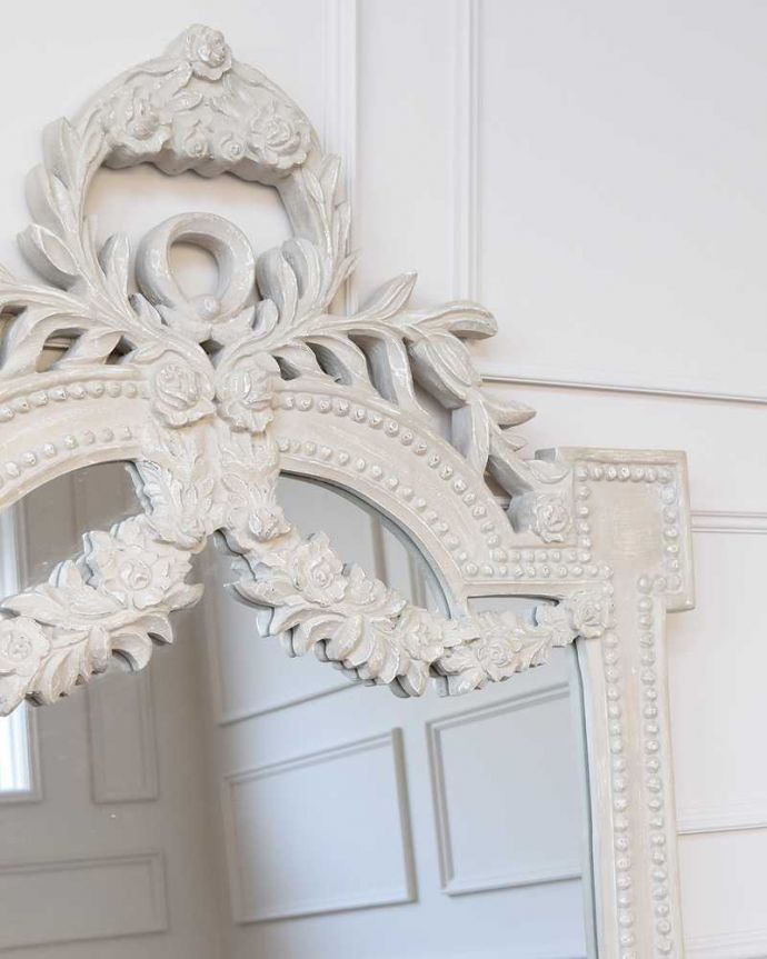 ミラー・時計　インテリア雑貨　アンティーク風家具、コクシグルのウォールミラー（Mirror Beauharnais ）。フランスらしい彫りのデザイン一瞬でお姫様気分にしてくれるデザインが一番のポイント。(cff-1031)