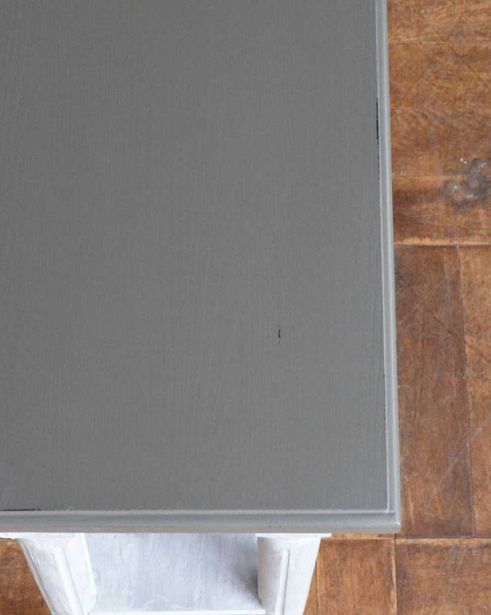 コントワールドファミーユ　アンティーク風　コントワール・ドゥ・ファミーユのコンソールテーブル(グレー)。近くでチェック！塗装もキレイに仕上がってます。(cff-1039)