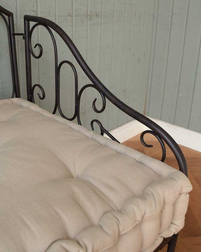 コントワールドファミーユ　アンティーク風　コントワール・ド・ファミーユのアイアンの１人掛けソファ。アーム部分も可愛いんですデザインの一部になっているアーム部分。(cff-1040)