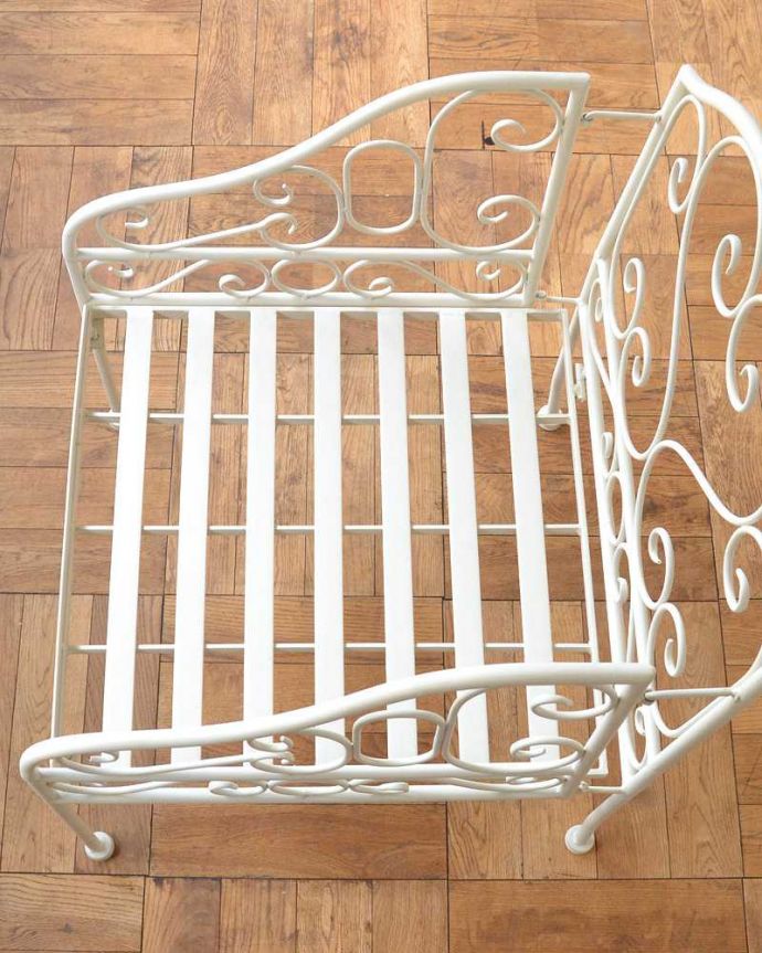 アンティーク風の椅子　アンティーク風　コントワール・ド・ファミーユのアイアンの１人掛けソファ(ホワイト) 。座クッションを取ると･･･クッションが取り外し出来るので、とっても便利。(cff-1051)
