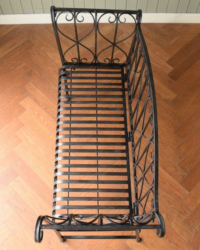 アンティーク風の椅子　アンティーク風　フランス家具、コントワール・ドゥ・ファミーユのアイアンソファ　　座クッションを取ると･･･クッションが取り外し出来るので、とっても便利。(cff-1070)