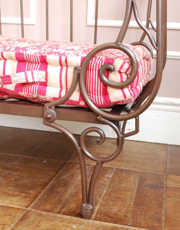 アンティーク風の椅子　アンティーク風　コントワール・ド・ファミーユのアイアンソファ（マルゴ）。アイアンの脚でしっかり支えます。(cff-108)