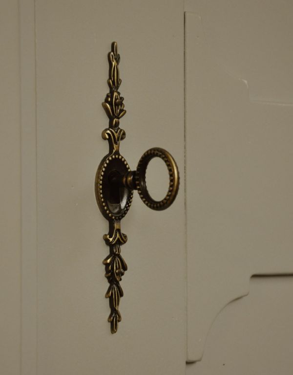 アンティーク風の家具　アンティーク風　コントワール・ド・ファミーユのワードローブ（ユジェニー）。扉の開閉は、鍵を使ってください。(cff-113)