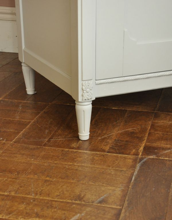 アンティーク風の家具　アンティーク風　コントワール・ド・ファミーユのワードローブ（ユジェニー）。美しい飾りが入っている脚です。(cff-113)