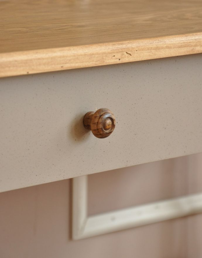 アンティーク風の家具　アンティーク風　コントワール・ド・ファミーユのパイン材を使用したコンソールテーブル。可愛い木製の取っ手です。(cff-114)