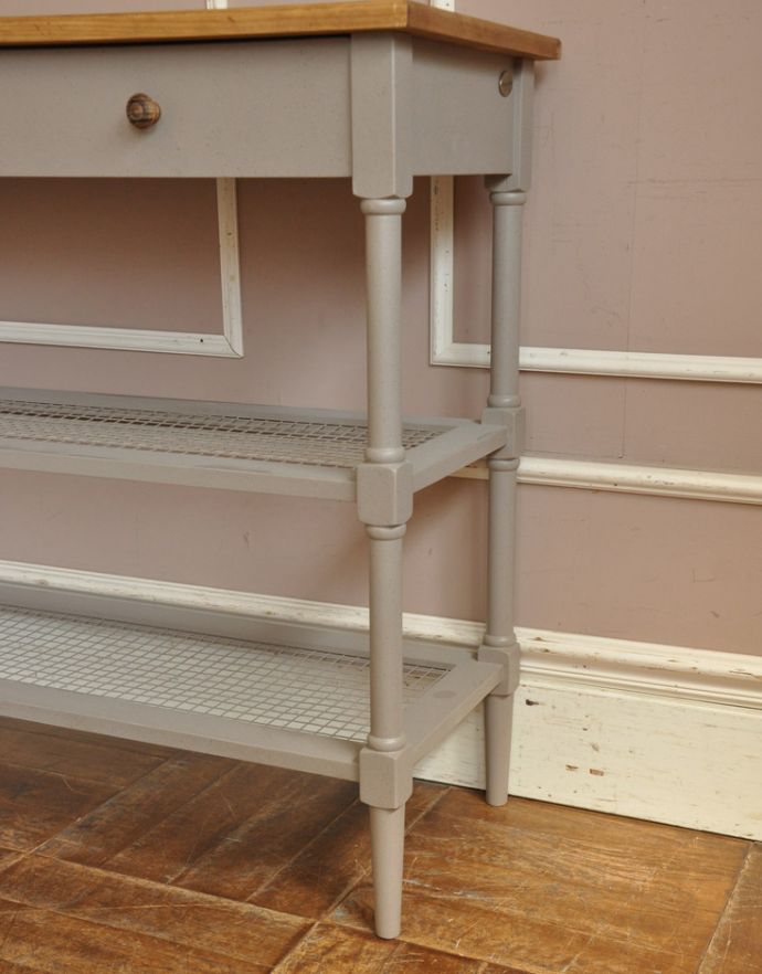 アンティーク風の家具　アンティーク風　コントワール・ド・ファミーユのパイン材を使用したコンソールテーブル。美しい飾りが入っている脚です。(cff-114)