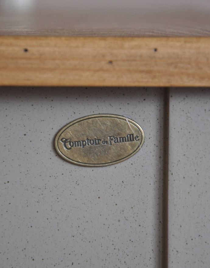 アンティーク風の家具　アンティーク風　コントワール・ド・ファミーユのパイン材を使用したコンソールテーブル。「コントワール・ドゥ・ファミーユ」と書かれたオシャレなプレートがついています。(cff-114)