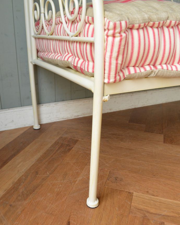 アンティーク風の椅子　アンティーク風　コントワール・ド・ファミーユのアイアンソファ （ホワイト）。アイアンの脚でしっかり支えます。(cff-117)