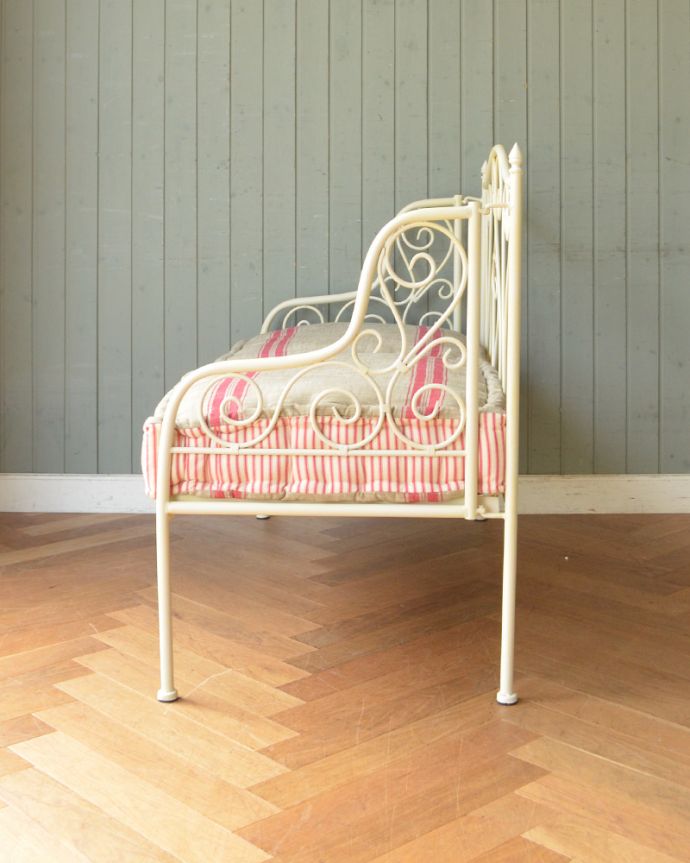 アンティーク風の椅子　アンティーク風　コントワール・ド・ファミーユのアイアンソファ （ホワイト）。緩やかなカーブを描いたアイアンのデザイン。(cff-117)