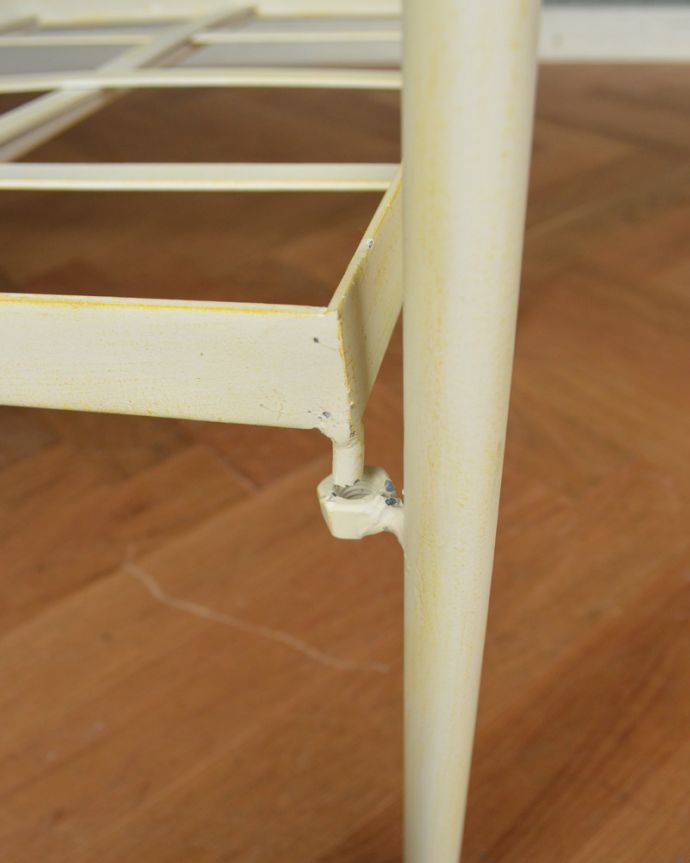 アンティーク風の椅子　アンティーク風　コントワール・ド・ファミーユのアイアンソファ （ホワイト）。ネジから外すと簡単に折りたたむことができます。(cff-117)