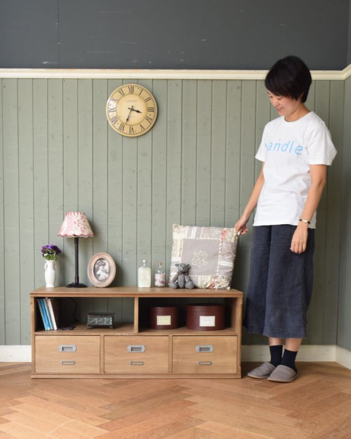 アンティーク風の家具　アンティーク風　コントワール・ド・ファミーユのアンティーク調のローボード（ＦＩＲＭＩＮ/フィルマン）。大人気のコントワール･ドゥ・ファミーユから素敵なローチェストが入荷しました！テレビボードやベッドサイドの収納にオススメです。(cff-119)