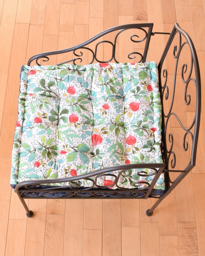 アンティーク風の椅子　アンティーク風　コントワール・ド・ファミーユのアイアンの１人掛けソファ。細やかな花柄のクッション。(cff-123)