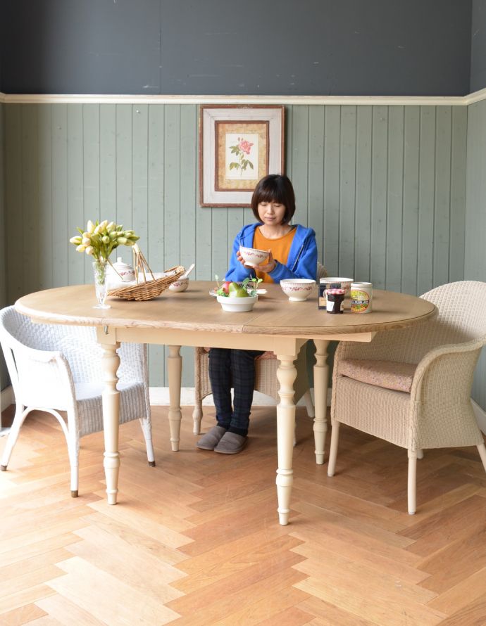 コントワールドファミーユ　アンティーク風　コントワール・ド・ファミーユのラウンドテーブル（ムーブルペイント）。お部屋を彩ってくれるアンティーク風家具とっても可愛いデザインのテーブルはフランスらしい華やかな彫りのデザイン。(cff-72)