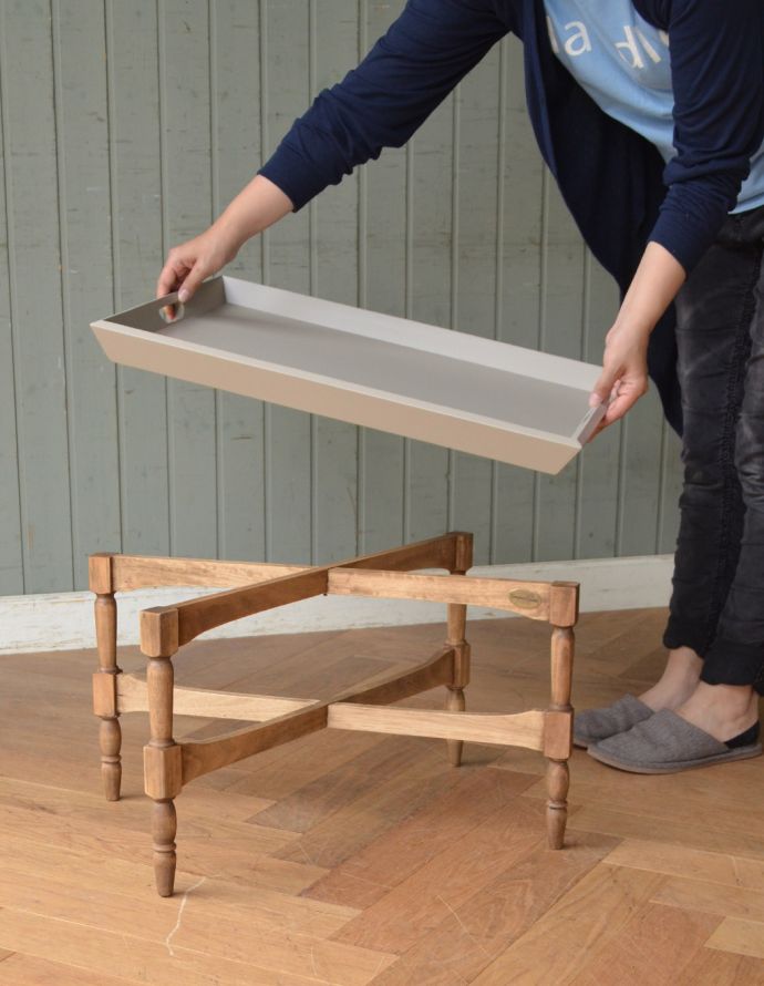 アンティーク風の家具　アンティーク風　コントワール・ド・ファミーユのトレイテーブル（アントワネット RECT）。後片付けもこのままトレイをキッチンへ運ぶだけ！とっても便利です。(cff-75)