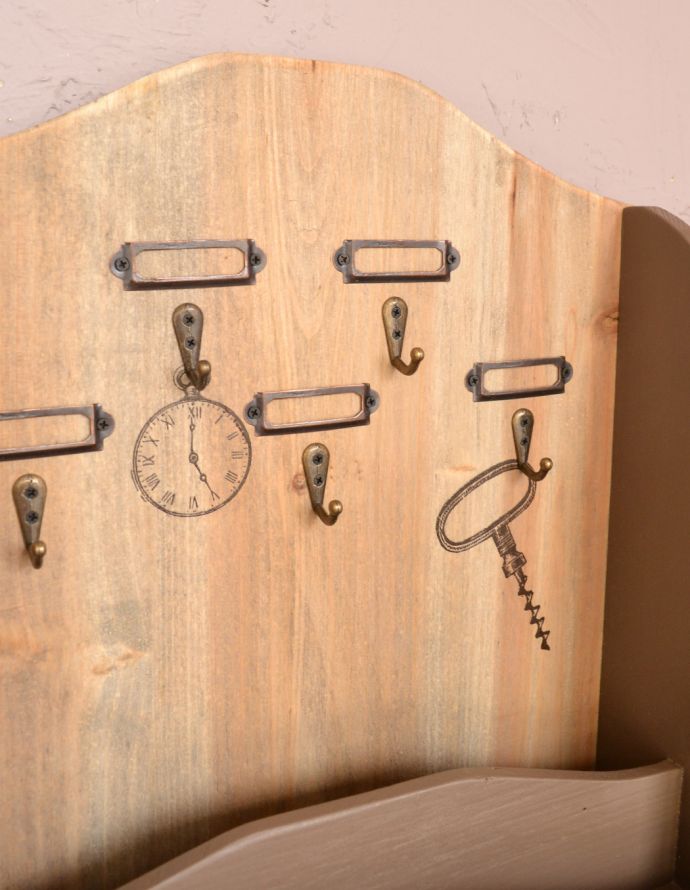 コントワールドファミーユ　アンティーク風　コントワール・ド・ファミーユのマルチキーシェルフ（ブリック・ア・ブラック）。下のフックには時計と鍵のイラスト付き！お茶目な装飾ですね。(cff-78)