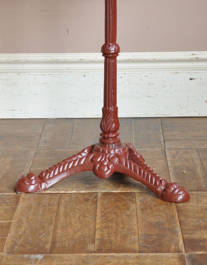 アンティーク風の家具　アンティーク風　コントワール・ド・ファミーユのビストロテーブル（ムーブルエスタミネ）。脚に細やかな装飾があって、さりげないオシャレが効いています。(cff-83)