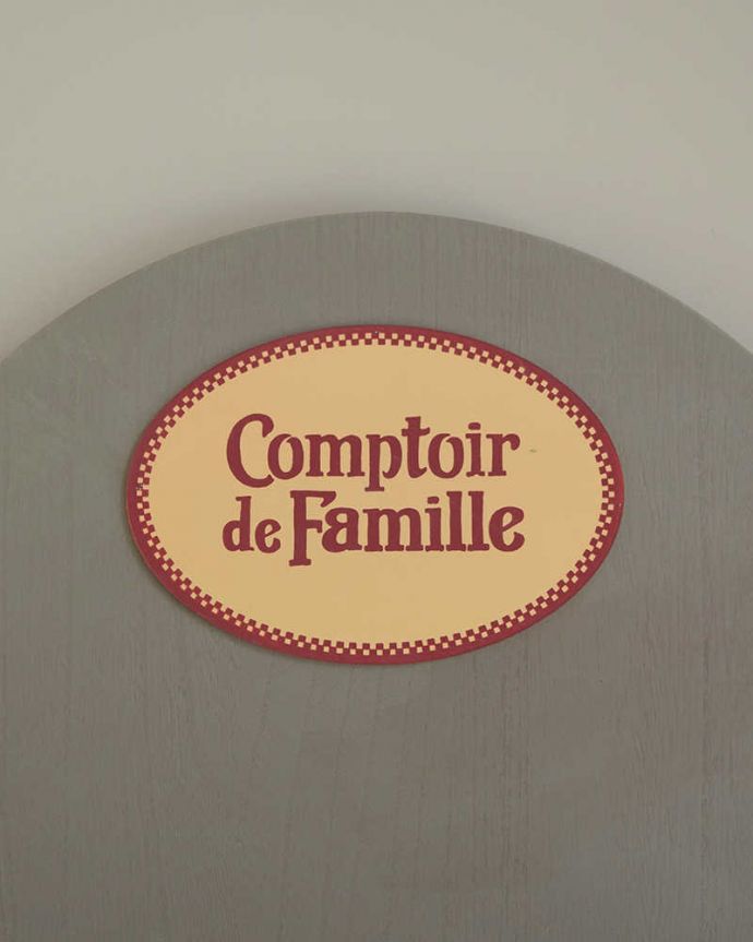 コントワールドファミーユ　アンティーク風　コントワール・ド・ファミーユのペイント仕上げのオープンシェルフ。トップには可愛いこのマークノスタルジックなコントワールドファミーユのロゴがトップにデザインされています。(cff-87)