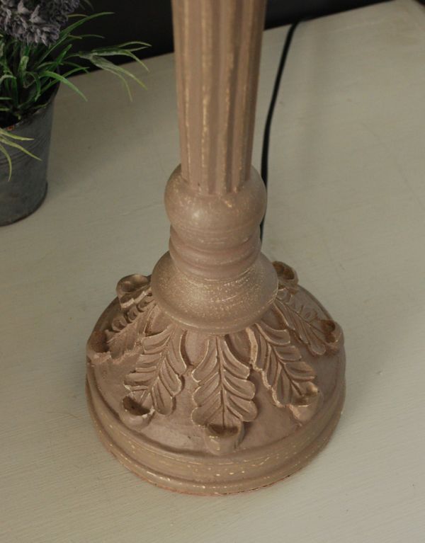 コントワールドファミーユ　照明・ライティング　コントワール・ド・ファミーユのテーブルランプ（シャルロット　プラン）（Ｅ26球）。リーフの装飾がデザインされています。(cfs-184)