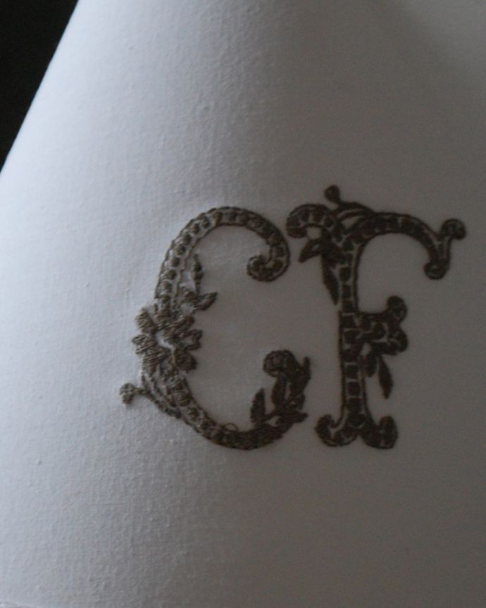 コントワールドファミーユ　照明・ライティング　刺繍入りのコントワール・ド・ファミーユのテーブルランプ （レジュニ）(E17シャンデリア球付）。ＣＦのモノグラムの刺繍がアクセントです。(cfs-238)