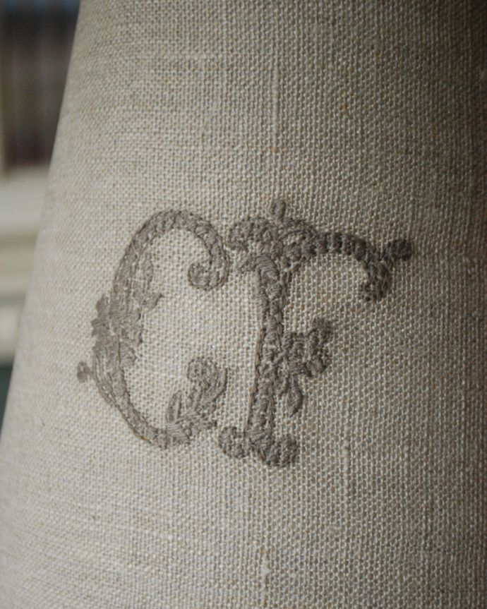 コントワールドファミーユ　照明・ライティング　コントワール・ド・ファミーユのテーブルランプ （トワルドラン）（E26球）。ＣＦのモノグラムの刺繍がアクセントです。(cfs-245)