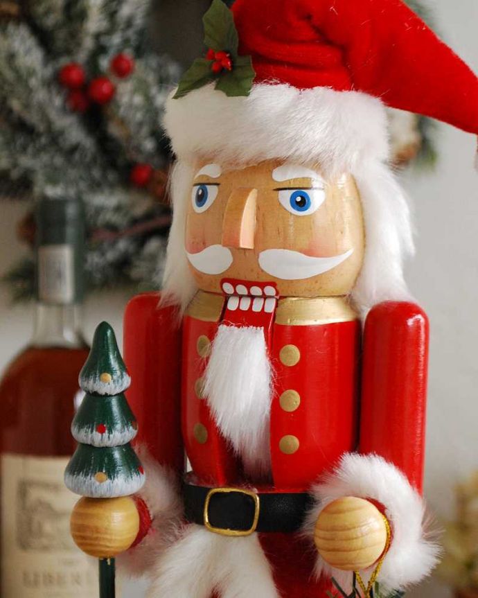 リビング雑貨　クリスマス用　クリスマスのオブジェにピッタリ！とっても可愛いサンタ姿のくるみ割り人形。今年はいつもと違うクリスマスを演出してみませんか？お部屋の中をちょっと飾るだけでワクワクするクリスマス。(cm-102)