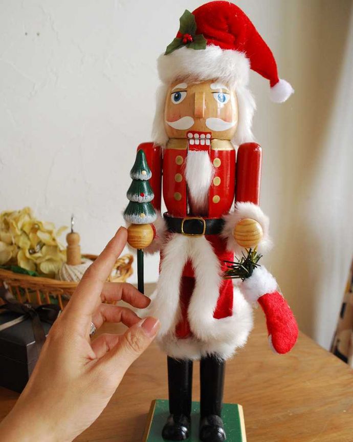 リビング雑貨　クリスマス用　クリスマスのオブジェにピッタリ！とっても可愛いサンタ姿のくるみ割り人形。これくらいの大きさ手に持って見てみると、これくらい。(cm-102)