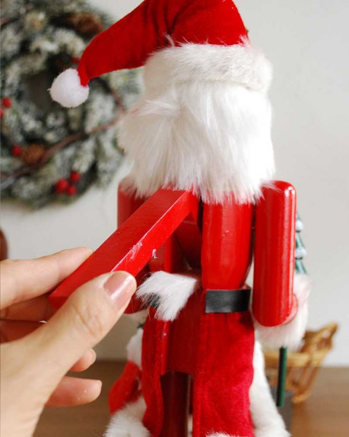 リビング雑貨　クリスマス用　クリスマスのオブジェにピッタリ！とっても可愛いサンタ姿のくるみ割り人形。クルッと回転。(cm-102)