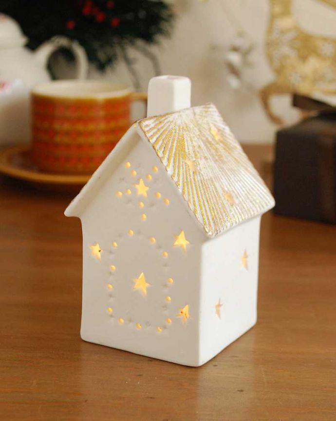 リビング雑貨　クリスマス用　クリスマスディスプレイ　ホワイト×ゴールドの小さなお家のオーナメント　　LEDライト付き。今年はいつもと違うクリスマスを演出してみませんか？お部屋の中をちょっと飾るだけでワクワクするクリスマス。(cm-109)