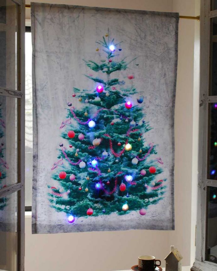 リビング雑貨　クリスマス用　ライトが灯るクリスマスツリータペストリーＭ。今年はいつもと違うクリスマスを演出してみませんか？お部屋の中をちょっと飾るだけでワクワクするクリスマス。(cm-115)