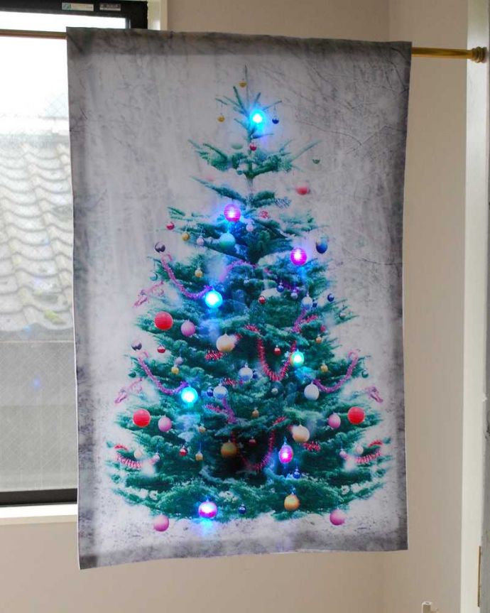 リビング雑貨　インテリア雑貨　ライトが灯るクリスマスツリータペストリーS。今年はいつもと違うクリスマスを演出してみませんか？お部屋の中をちょっと飾るだけでワクワクするクリスマス。(cm-116)