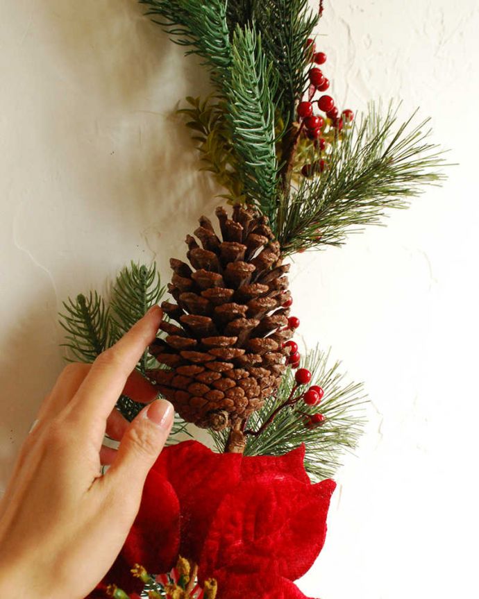 リビング雑貨　クリスマス用　フェイクグリーンのお洒落なガーランド（ポインセチア）。これくらいの大きさ手に持って見てみると、これくらい。(cm-123)