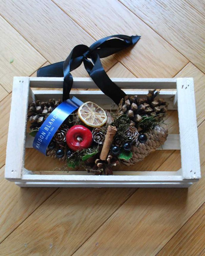 リビング雑貨　クリスマス用　そのまま飾れちゃう木箱付き、ナチュラルで可愛いクリスマスのリース(スワッグハーフ)。そのまま使える木箱付き輸送中に小物が外れないように木箱の中に入っています。(cm-140)