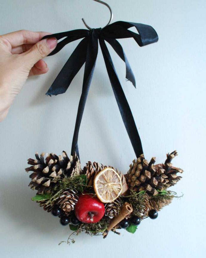 リビング雑貨　クリスマス用　そのまま飾れちゃう木箱付き、ナチュラルで可愛いクリスマスのリース(スワッグハーフ)。届いてすぐに使えます壁に掛けれるように紐が付いています。(cm-140)