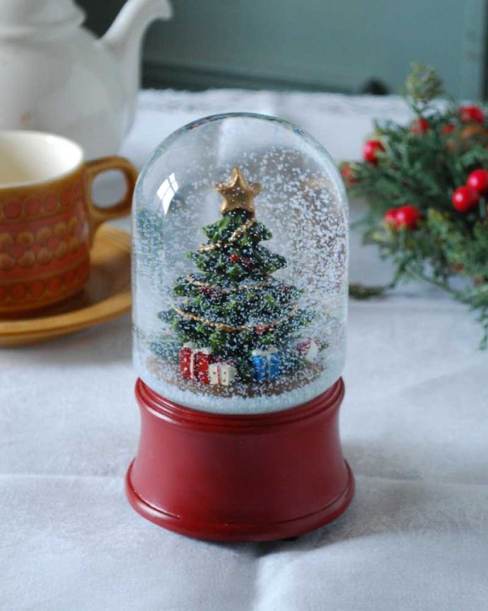 リビング雑貨　クリスマス用　クリスマスディスプレイ　オルゴール付きのスノードーム（ツリー）。今年はいつもと違うクリスマスを演出してみませんか？お部屋の中をちょっと飾るだけでワクワクするクリスマス。(cm-150)