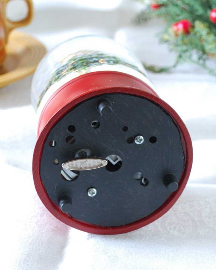 リビング雑貨　クリスマス用　クリスマスディスプレイ　オルゴール付きのスノードーム（ツリー）。底面のネジを巻くと・・・オルゴールでクリスマスの曲が流れます。(cm-150)