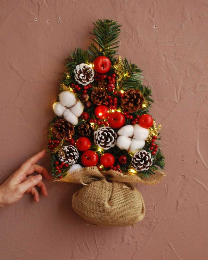 リビング雑貨　クリスマス用　壁に掛けれる可愛いツリーLED付きのクリスマスウォールツリー。大きさはコレくらい壁に掛けるだけで、クリスマスツリー気分を楽しめます。(cm-155)