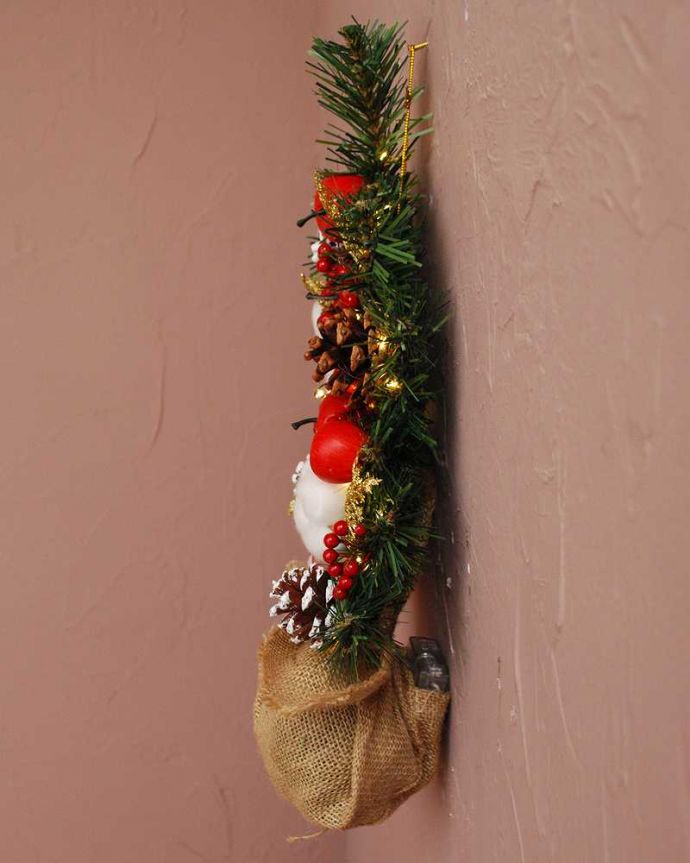 リビング雑貨　クリスマス用　壁に掛けれる可愛いツリーLED付きのクリスマスウォールツリー。横から見ると厚みがないので、どんな場所にも掛けて楽しめます。(cm-155)