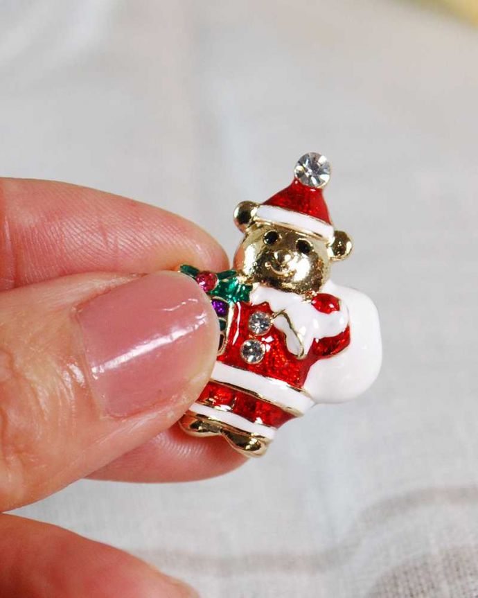 その他インテリア雑貨　クリスマス用　サンタの姿の可愛いベア、クリスマス気分を楽しむ小さなジュエリーピン。大きさはコレくらい手に持って見てみると、これくらいの大きさです。(cm-159)