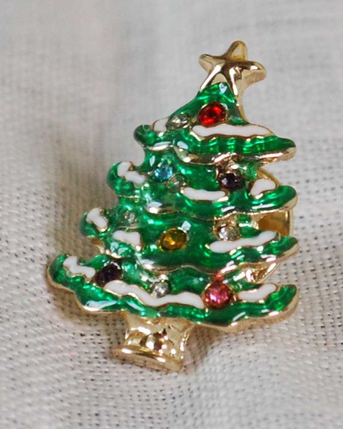 その他インテリア雑貨　クリスマス用　クリスマス気分を楽しむ小さなジュエリーピン（クリスマスツリー）。クリスマス限定のデザインですクリスマスらしいデザインのジュエリーピン。(cm-160)
