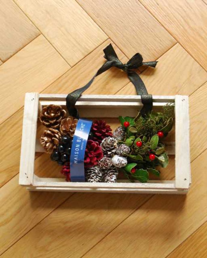 リビング雑貨　クリスマス用　そのまま飾れちゃう木箱付き、ナチュラルで可愛いクリスマスのリース(スワッグハーフ)。そのまま使える木箱付き輸送中に小物が外れないように木箱の中に入っています。(cm-166)