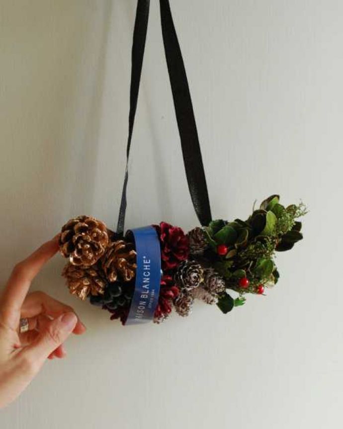 リビング雑貨　クリスマス用　そのまま飾れちゃう木箱付き、ナチュラルで可愛いクリスマスのリース(スワッグハーフ)。届いてすぐに使えます壁に掛けれるように紐が付いています。(cm-166)