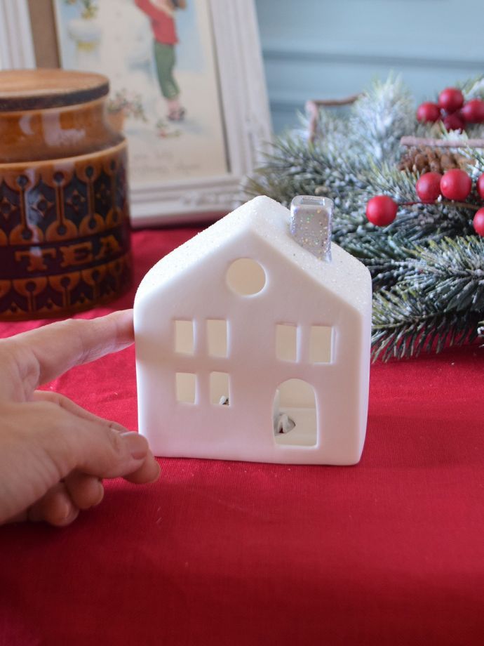 お洒落なクリスマス雑貨、陶器で出来た可愛いお家のオブジェ（LEDライト付き）