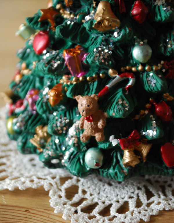 クリスマス用　クリスマスツリーのオルゴール（We wish you a merry christmas）。ステッキやベル、クマのぬいぐるみなどなど、飾り付けられているアイテムを見ているだけで楽しいデザインです。(cm-22)