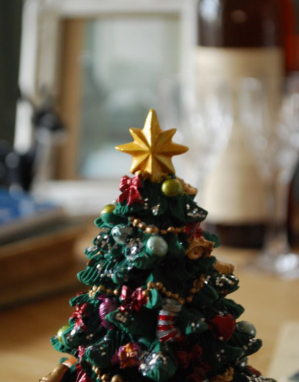 クリスマス用　クリスマスツリーのオルゴール（We wish you a merry christmas）。もみの木の一番上には大きな星が付いています。(cm-22)
