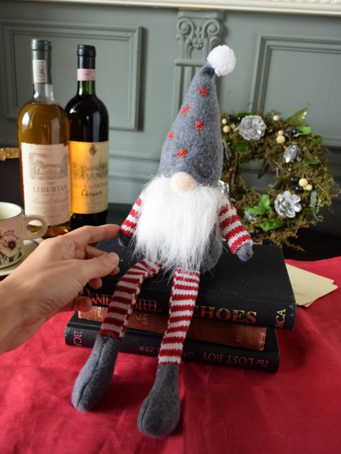 北欧のクリスマス雑貨、グレーの帽子を被った妖精トムテの人形