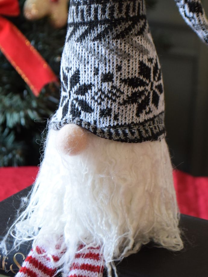 北欧のクリスマス雑貨、ニットの帽子を被った妖精トムテの人形