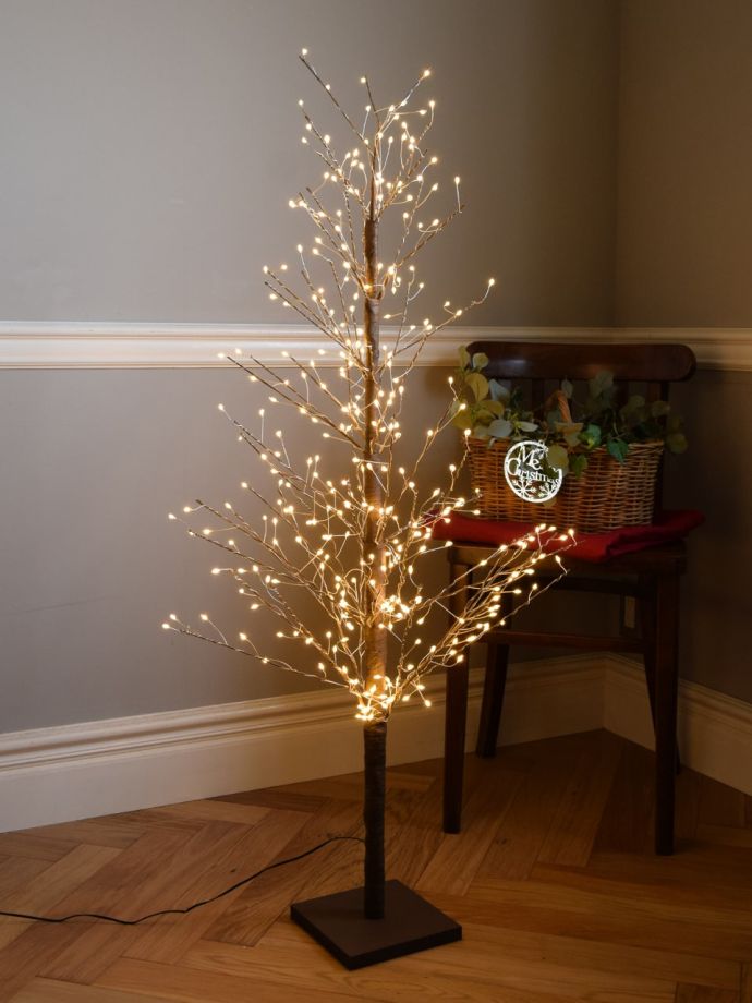 LEDライトが付いたクリスマスツリー